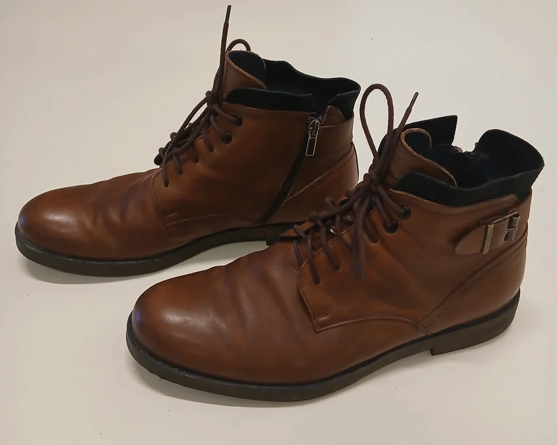 brazowe botki na jasnym tle