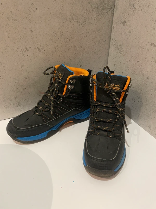 buty zimowe meskie na jasnym tle