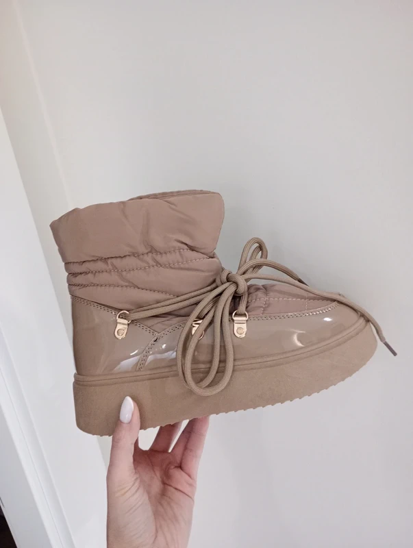 bezowe sniegowce na jasnym tle